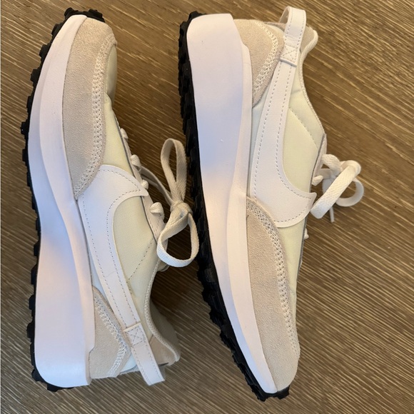 Nike Women’s Sneakers - Picture 5 of 6